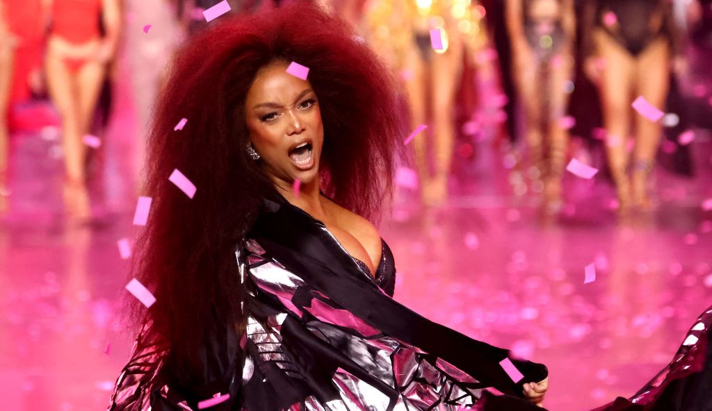 ‘In Case You Forgot’: Tyra Banks Just Returned To The Victoria’s Secret Runway And It Was Everything