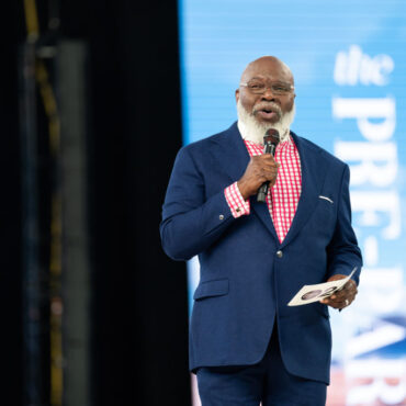 Prayers Up: Bishop T.D Jakes Suffers Medical Emergency During Service