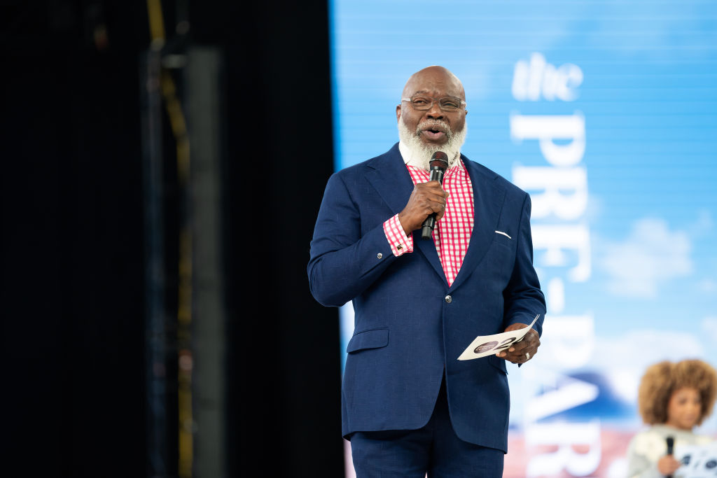 Prayers Up: Bishop T.D Jakes Suffers Medical Emergency During Service